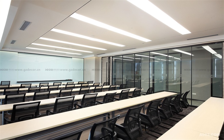 辦公室裝飾公司是否提供辦公室的工作站和辦公桌的配置方案？